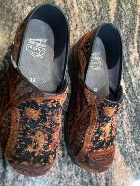 Dansko Vegan  women’s 
Paisley Slip-On Clogs in Black and Brown